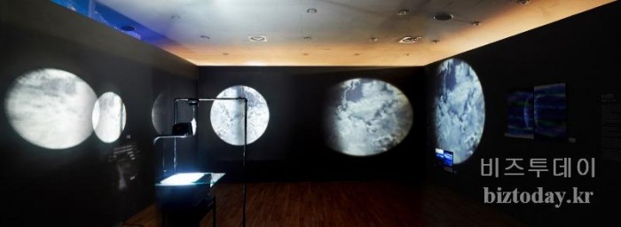 업로드_별첨2. 이세린 달의 조각, 맵, 거울, 오버헤드 프로젝터, 모터, 가변설치, 2017.jpg